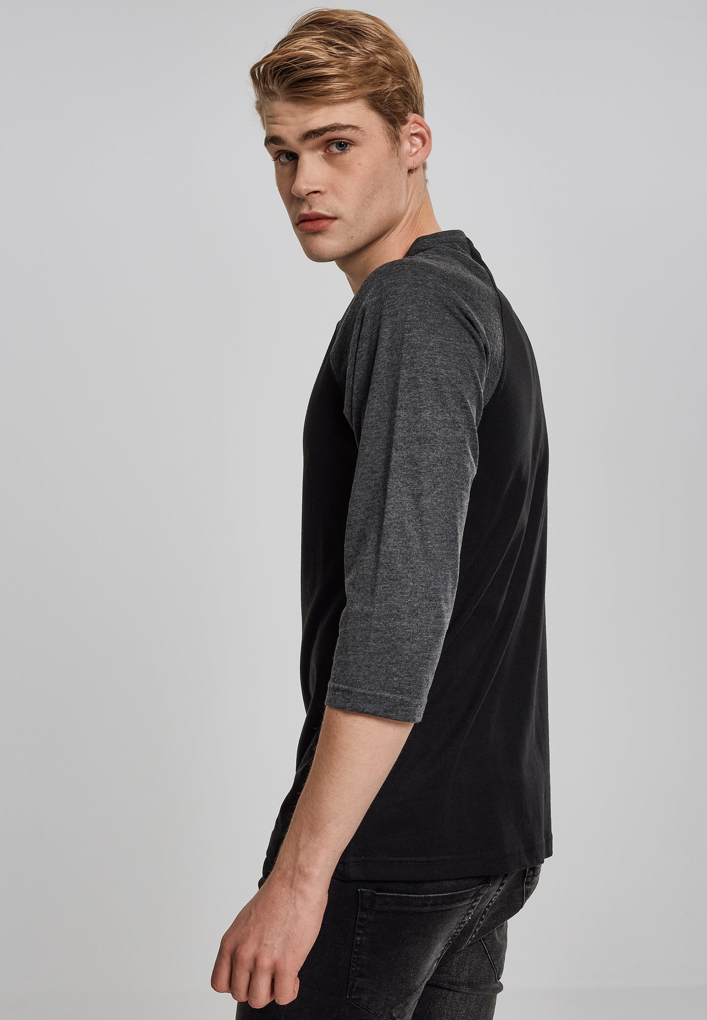 Urban Classics Contrast 3/4 Sleeve Raglan T-Shirt in Schwarz/Grau