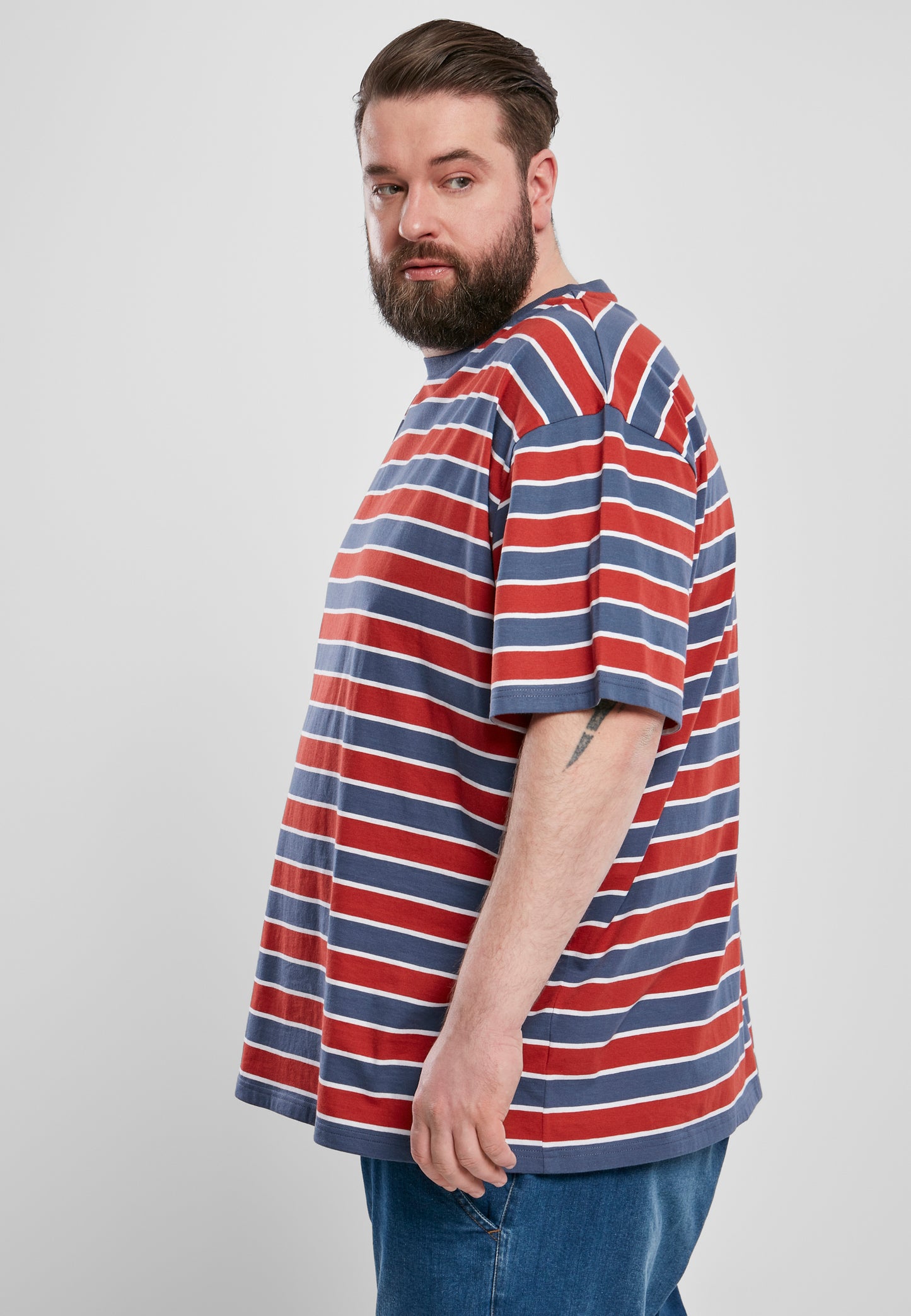Urban Classics Yarn Dyed Oversized Board Stripe T-Shirt in Rot/Blau