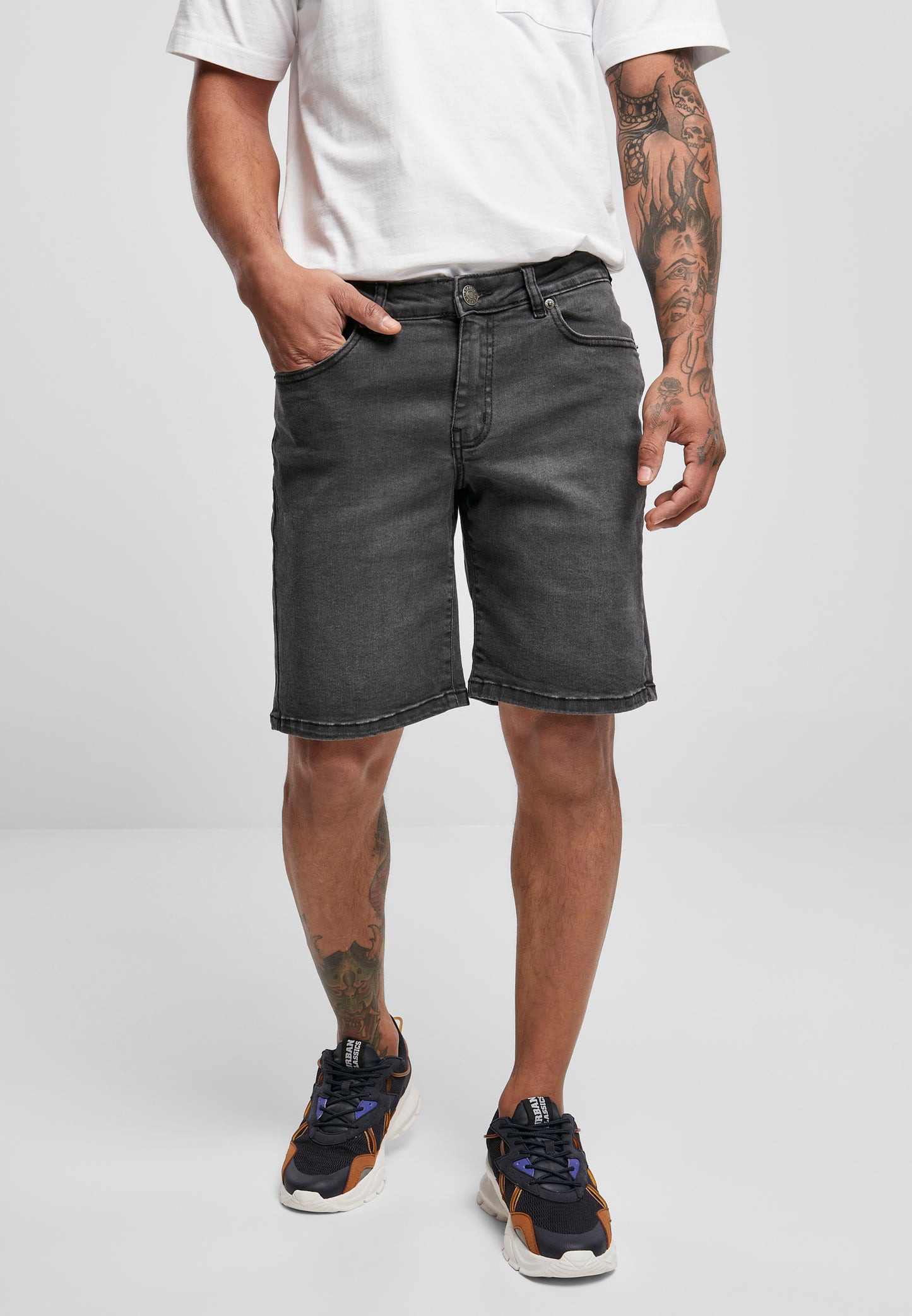 Urban Classics Relaxed Fit Jeans Shorts in Real Black Washed